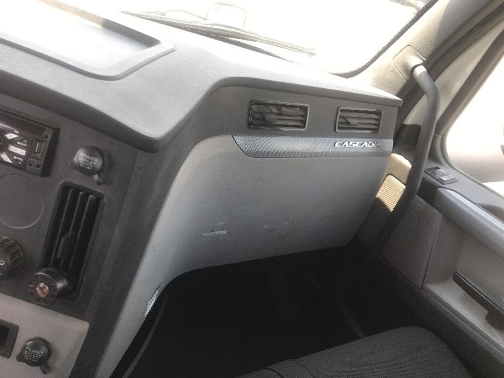 Day Cab Tractor-Heavy Duty Tractors-Freightliner-2019-T12664ST-Middlefield-OH-209,336\n\t\tmiles-$ 51,250 - Image 12