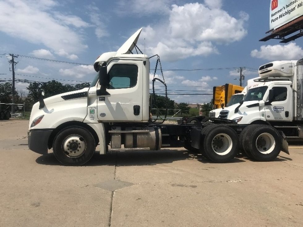 Day Cab Tractor-Heavy Duty Tractors-Freightliner-2019-T12664ST-Middlefield-OH-209,336\n\t\tmiles-$ 51,250 - Image 4