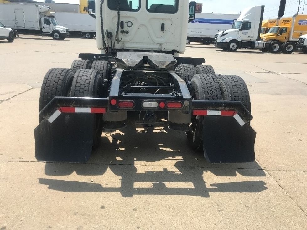 Day Cab Tractor-Heavy Duty Tractors-Freightliner-2019-T12664ST-Middlefield-OH-209,336\n\t\tmiles-$ 51,250 - Image 6