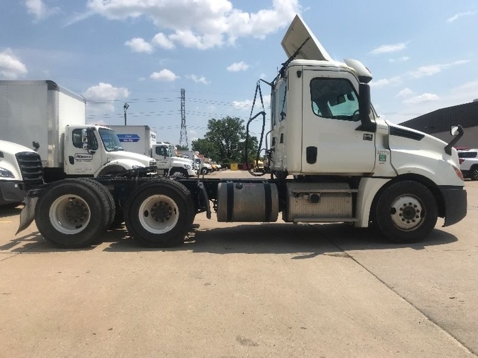 Day Cab Tractor-Heavy Duty Tractors-Freightliner-2019-T12664ST-Middlefield-OH-209,336\n\t\tmiles-$ 51,250 - Image 8