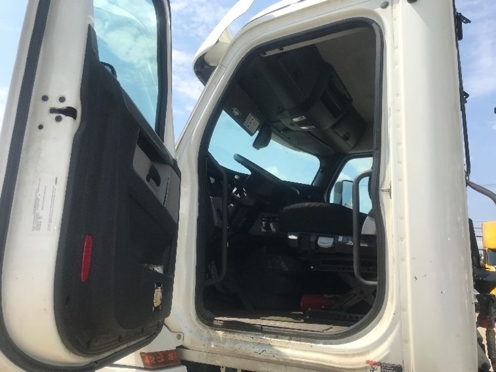 Day Cab Tractor-Heavy Duty Tractors-Freightliner-2019-T12664ST-Middlefield-OH-209,336\n\t\tmiles-$ 51,250 - Image 9