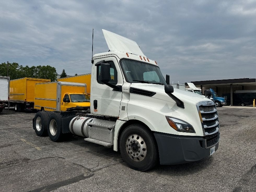 Day Cab Tractor-Heavy Duty Tractors-Freightliner-2019-T12664ST-Middlefield-OH-241,085\n\t\tmiles-$ 70,250 - Image 1