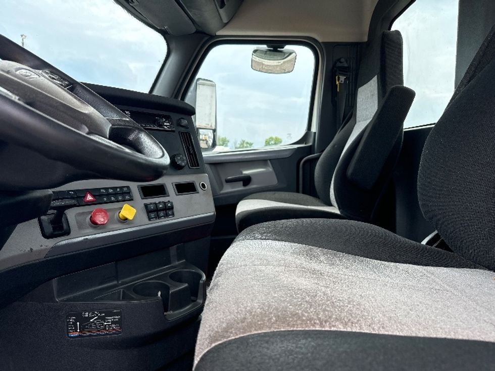 Day Cab Tractor-Heavy Duty Tractors-Freightliner-2019-T12664ST-Middlefield-OH-241,085\n\t\tmiles-$ 70,250 - Image 10