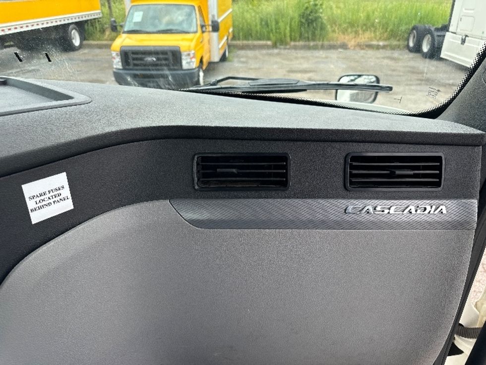 Day Cab Tractor-Heavy Duty Tractors-Freightliner-2019-T12664ST-Middlefield-OH-241,085\n\t\tmiles-$ 70,250 - Image 13