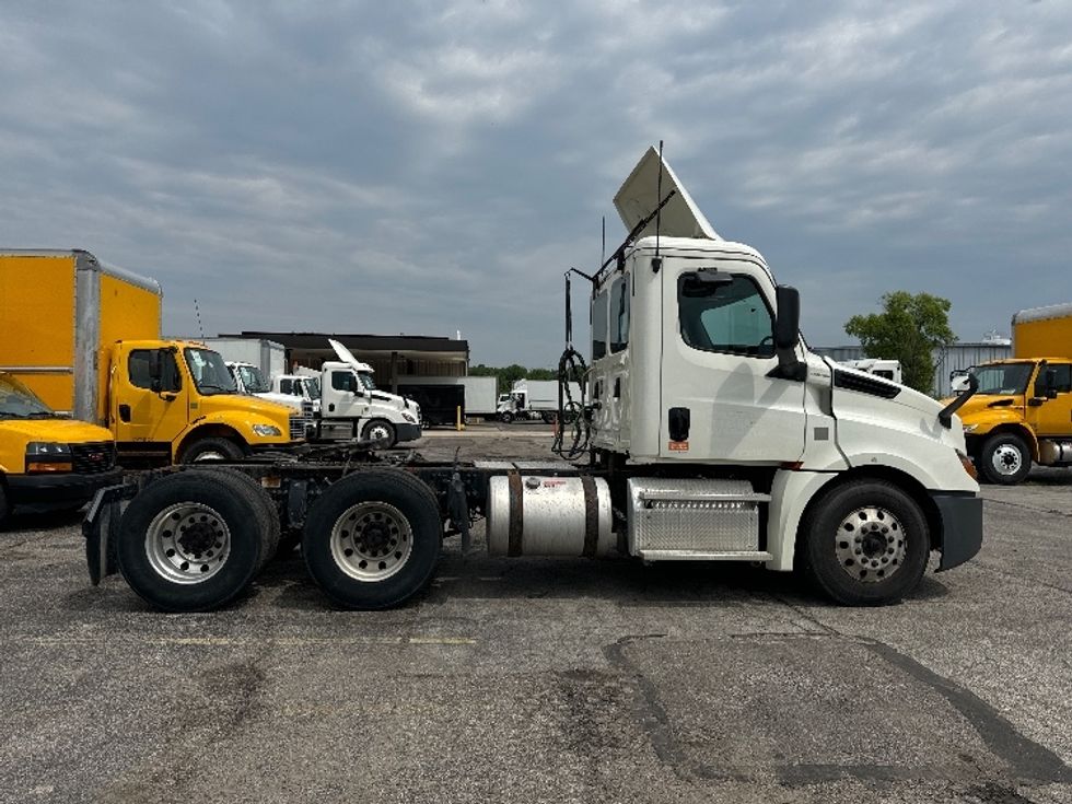 Day Cab Tractor-Heavy Duty Tractors-Freightliner-2019-T12664ST-Middlefield-OH-241,085\n\t\tmiles-$ 70,250 - Image 8