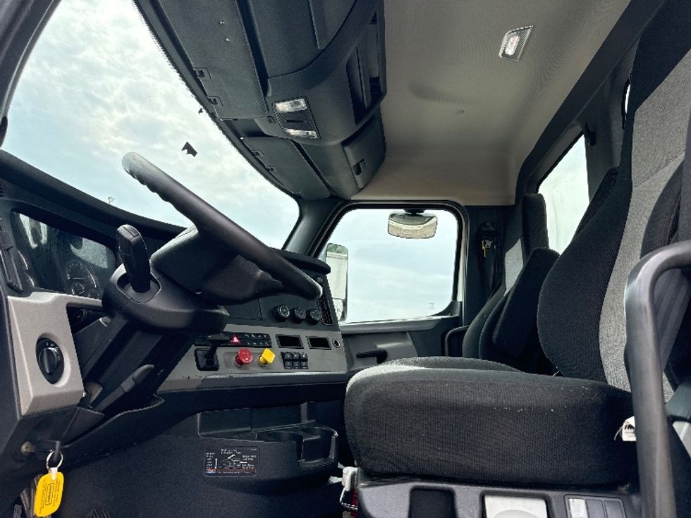 Day Cab Tractor-Heavy Duty Tractors-Freightliner-2019-T12664ST-Middlefield-OH-241,085\n\t\tmiles-$ 70,250 - Image 9