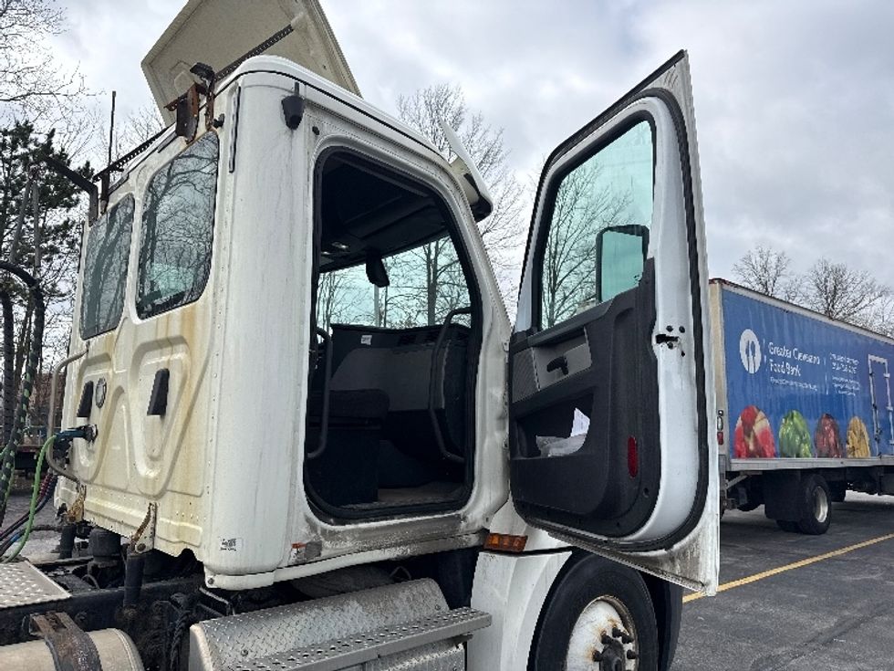Day Cab Tractor-Heavy Duty Tractors-Freightliner-2019-T12664ST-Middlefield-OH-283,463\n\t\tmiles-$ 49,500 - Image 12