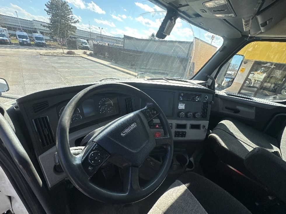Day Cab Tractor-Heavy Duty Tractors-Freightliner-2019-T12664ST-Middlefield-OH-352,606\n\t\tmiles-$ 57,250 - Image 10