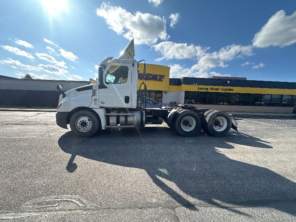 Day Cab Tractor-Heavy Duty Tractors-Freightliner-2019-T12664ST-Middlefield-OH-352,606\n\t\tmiles-$ 57,250 - Image 4