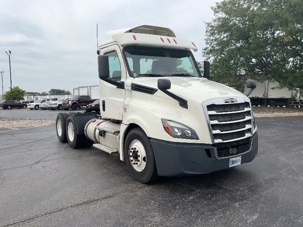 Day Cab Tractor-Heavy Duty Tractors-Freightliner-2019-T12664ST-Middlefield-OH-384,443\n\t\tmiles-$ 59,500 - Image 1