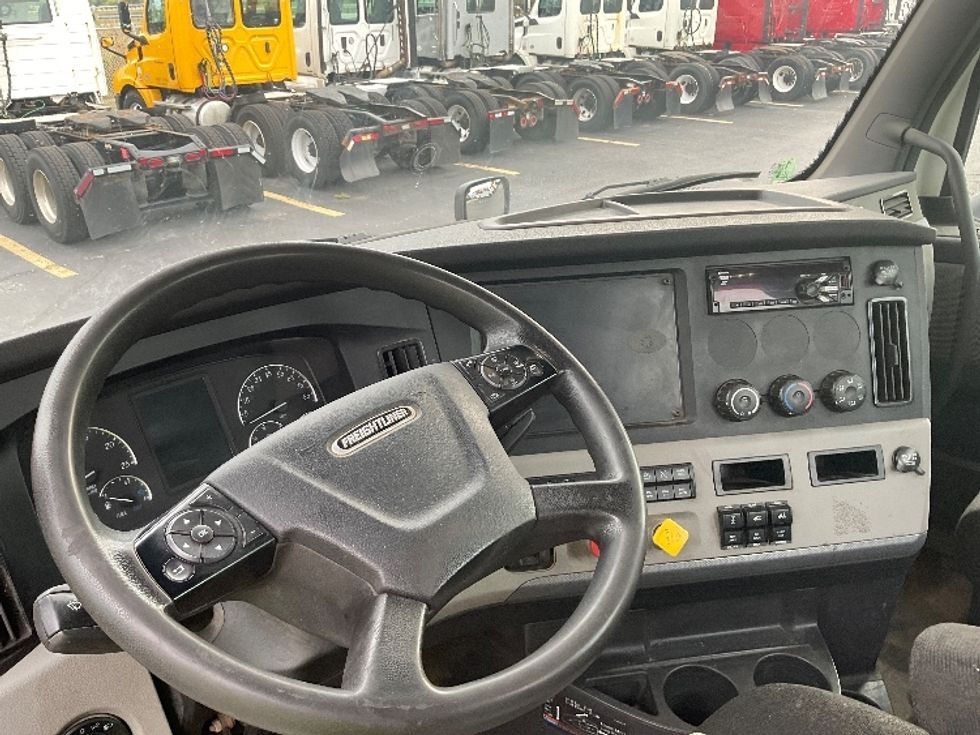 Day Cab Tractor-Heavy Duty Tractors-Freightliner-2019-T12664ST-Middlefield-OH-384,443\n\t\tmiles-$ 59,500 - Image 10