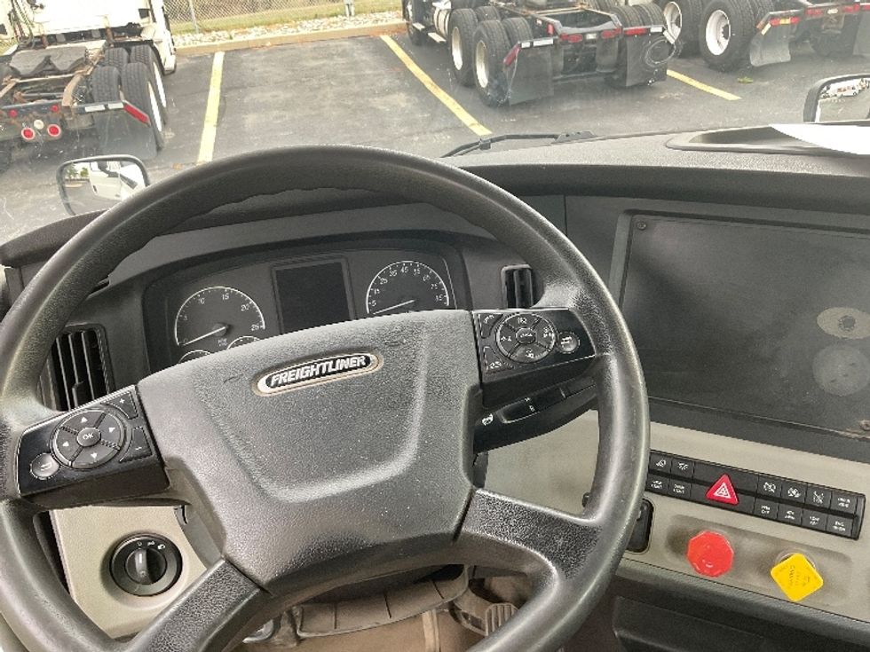 Day Cab Tractor-Heavy Duty Tractors-Freightliner-2019-T12664ST-Middlefield-OH-384,443\n\t\tmiles-$ 59,500 - Image 11