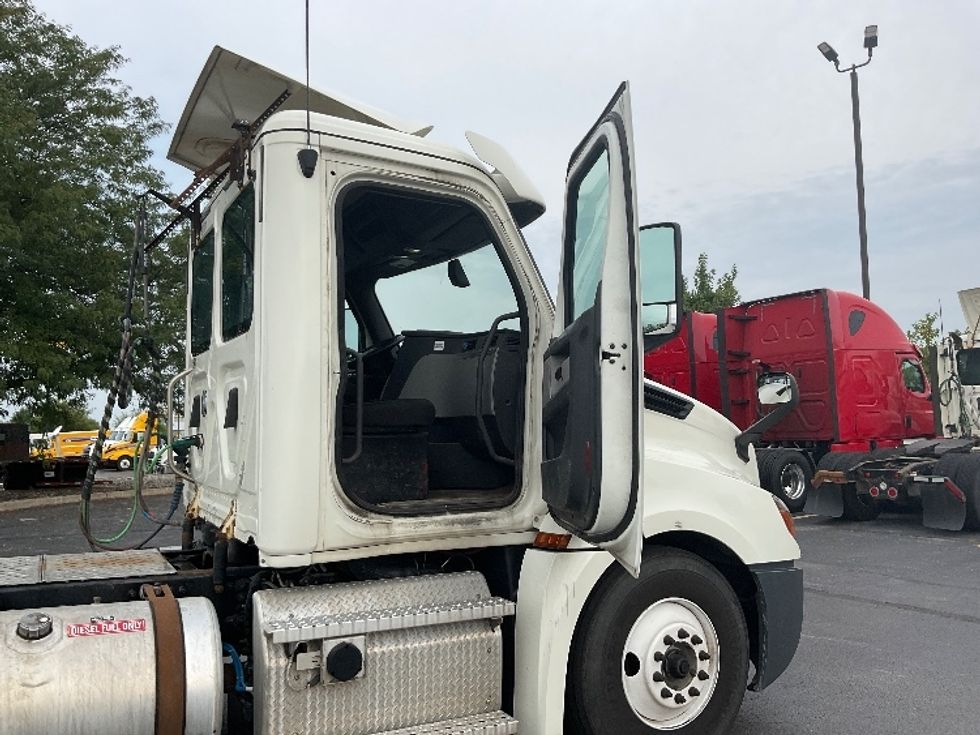 Day Cab Tractor-Heavy Duty Tractors-Freightliner-2019-T12664ST-Middlefield-OH-384,443\n\t\tmiles-$ 59,500 - Image 12