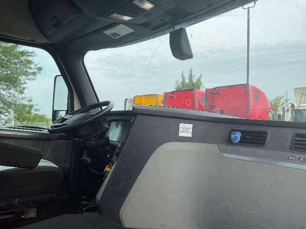 Day Cab Tractor-Heavy Duty Tractors-Freightliner-2019-T12664ST-Middlefield-OH-384,443\n\t\tmiles-$ 59,500 - Image 13