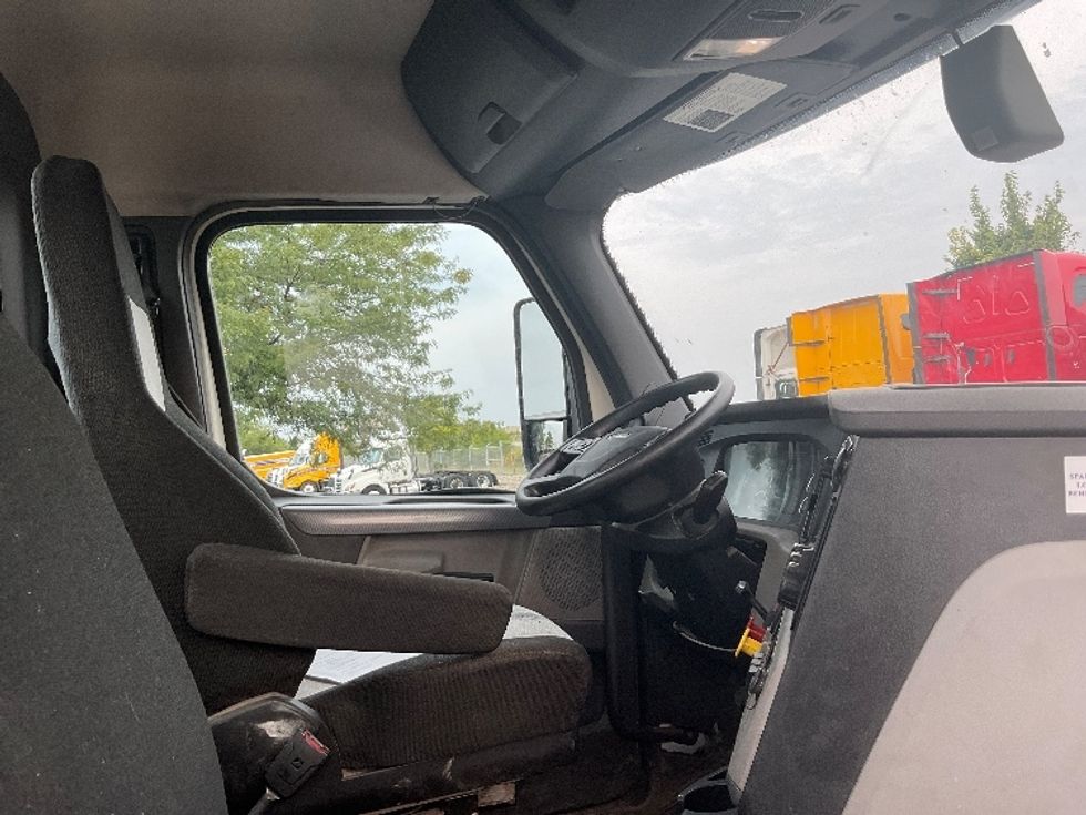 Day Cab Tractor-Heavy Duty Tractors-Freightliner-2019-T12664ST-Middlefield-OH-384,443\n\t\tmiles-$ 59,500 - Image 14