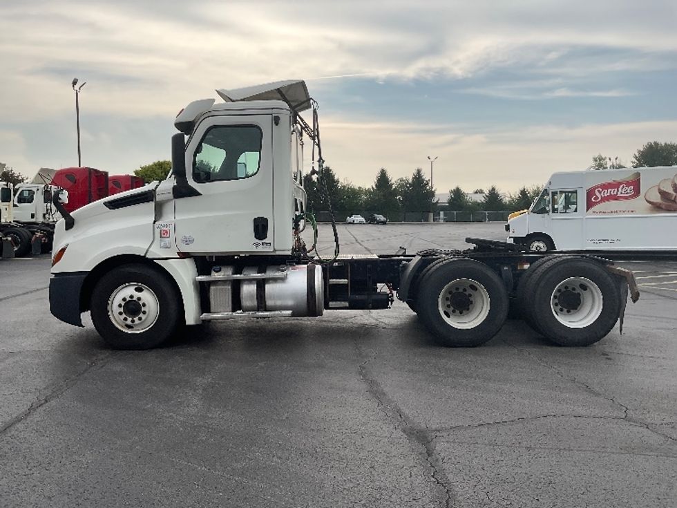 Day Cab Tractor-Heavy Duty Tractors-Freightliner-2019-T12664ST-Middlefield-OH-384,443\n\t\tmiles-$ 59,500 - Image 4