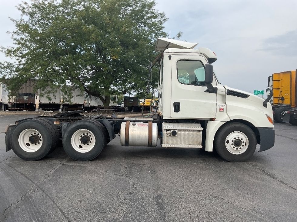 Day Cab Tractor-Heavy Duty Tractors-Freightliner-2019-T12664ST-Middlefield-OH-384,443\n\t\tmiles-$ 59,500 - Image 8
