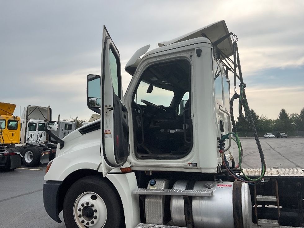 Day Cab Tractor-Heavy Duty Tractors-Freightliner-2019-T12664ST-Middlefield-OH-384,443\n\t\tmiles-$ 59,500 - Image 9