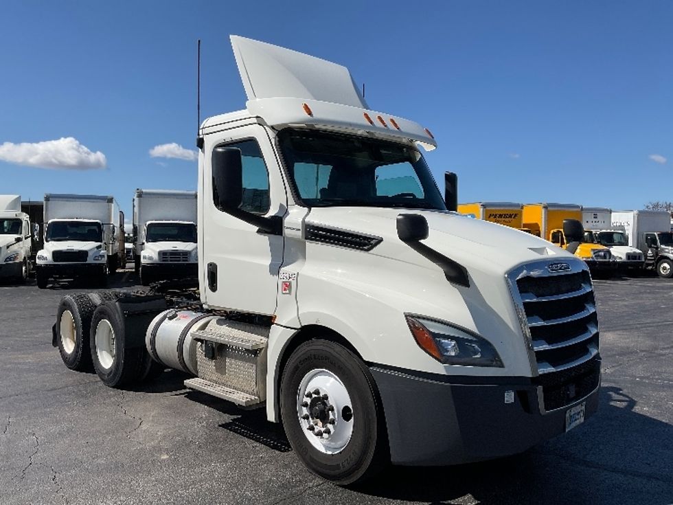Day Cab Tractor-Heavy Duty Tractors-Freightliner-2019-T12664ST-Middlefield-OH-411,143\n\t\tmiles-$ 53,500 - Image 1