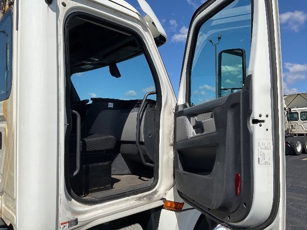 Day Cab Tractor-Heavy Duty Tractors-Freightliner-2019-T12664ST-Middlefield-OH-411,143\n\t\tmiles-$ 53,500 - Image 12