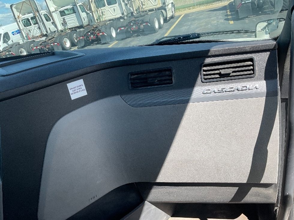 Day Cab Tractor-Heavy Duty Tractors-Freightliner-2019-T12664ST-Middlefield-OH-411,143\n\t\tmiles-$ 53,500 - Image 13