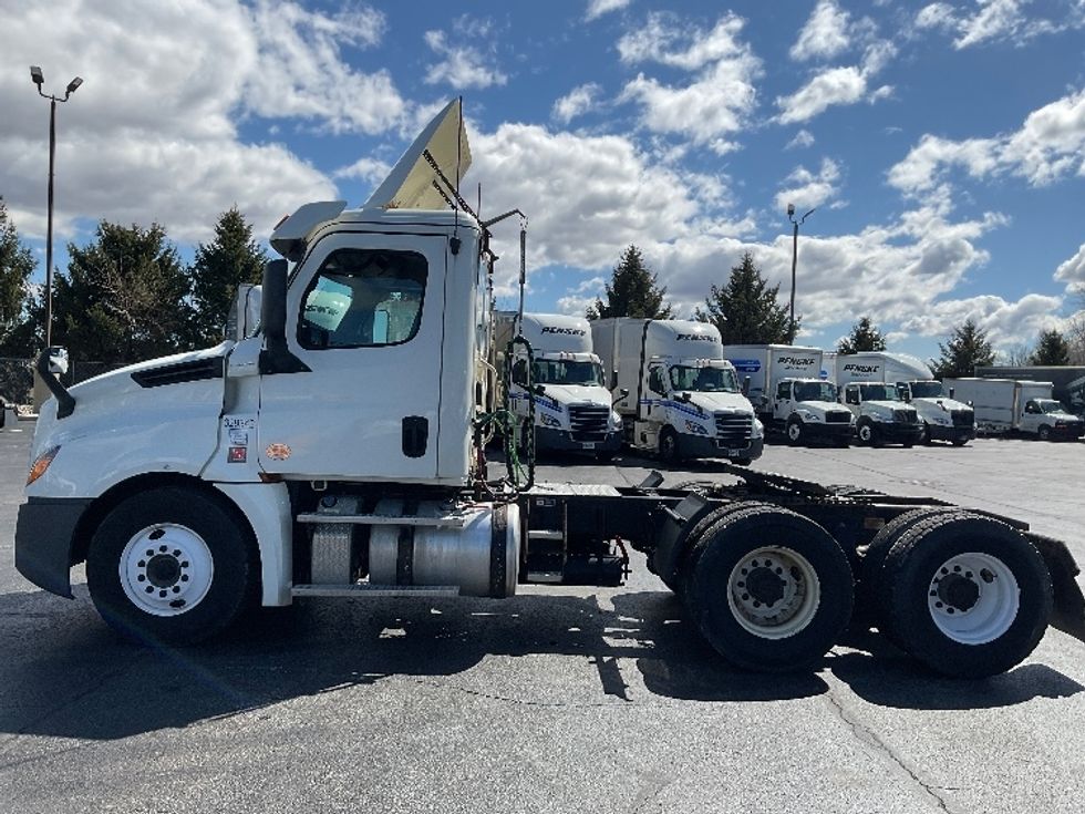 Day Cab Tractor-Heavy Duty Tractors-Freightliner-2019-T12664ST-Middlefield-OH-411,143\n\t\tmiles-$ 53,500 - Image 4