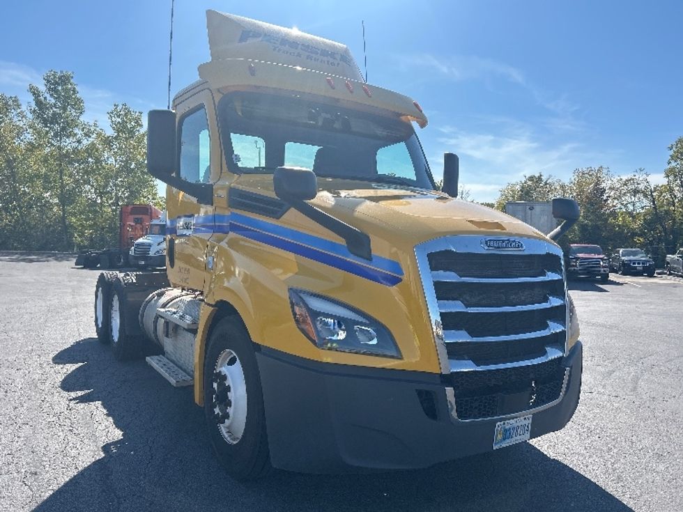 Day Cab Tractor-Heavy Duty Tractors-Freightliner-2019-T12664ST-Middlefield-OH-475,328\n\t\tmiles-$ 32,750 - Image 1