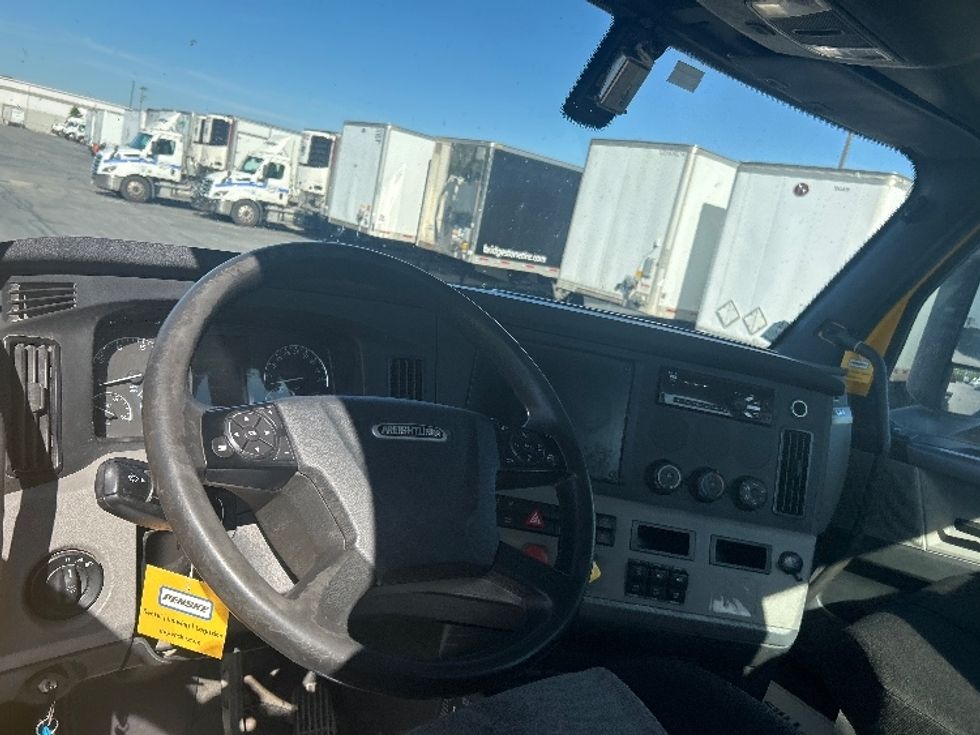Day Cab Tractor-Heavy Duty Tractors-Freightliner-2019-T12664ST-Middlefield-OH-475,328\n\t\tmiles-$ 32,750 - Image 10