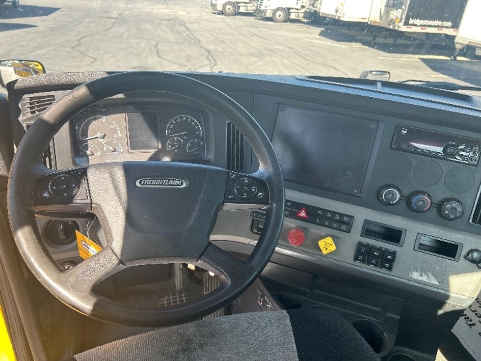 Day Cab Tractor-Heavy Duty Tractors-Freightliner-2019-T12664ST-Middlefield-OH-475,328\n\t\tmiles-$ 32,750 - Image 11