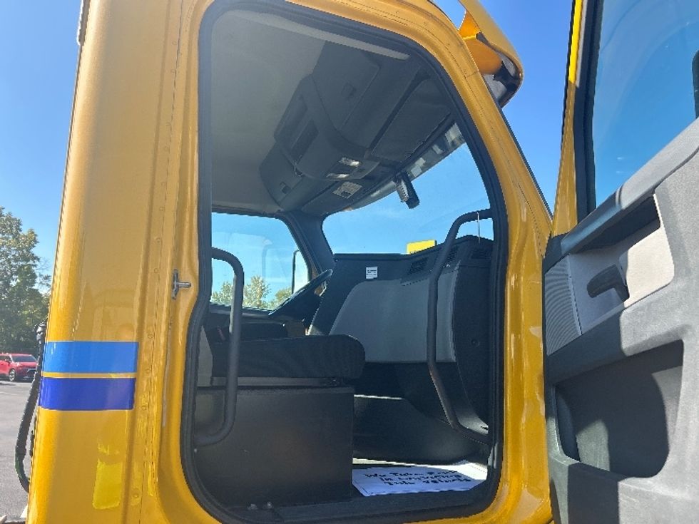 Day Cab Tractor-Heavy Duty Tractors-Freightliner-2019-T12664ST-Middlefield-OH-475,328\n\t\tmiles-$ 32,750 - Image 12