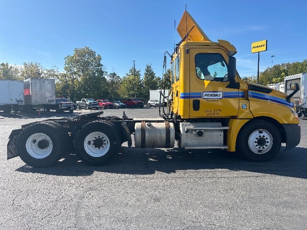Day Cab Tractor-Heavy Duty Tractors-Freightliner-2019-T12664ST-Middlefield-OH-475,328\n\t\tmiles-$ 32,750 - Image 8