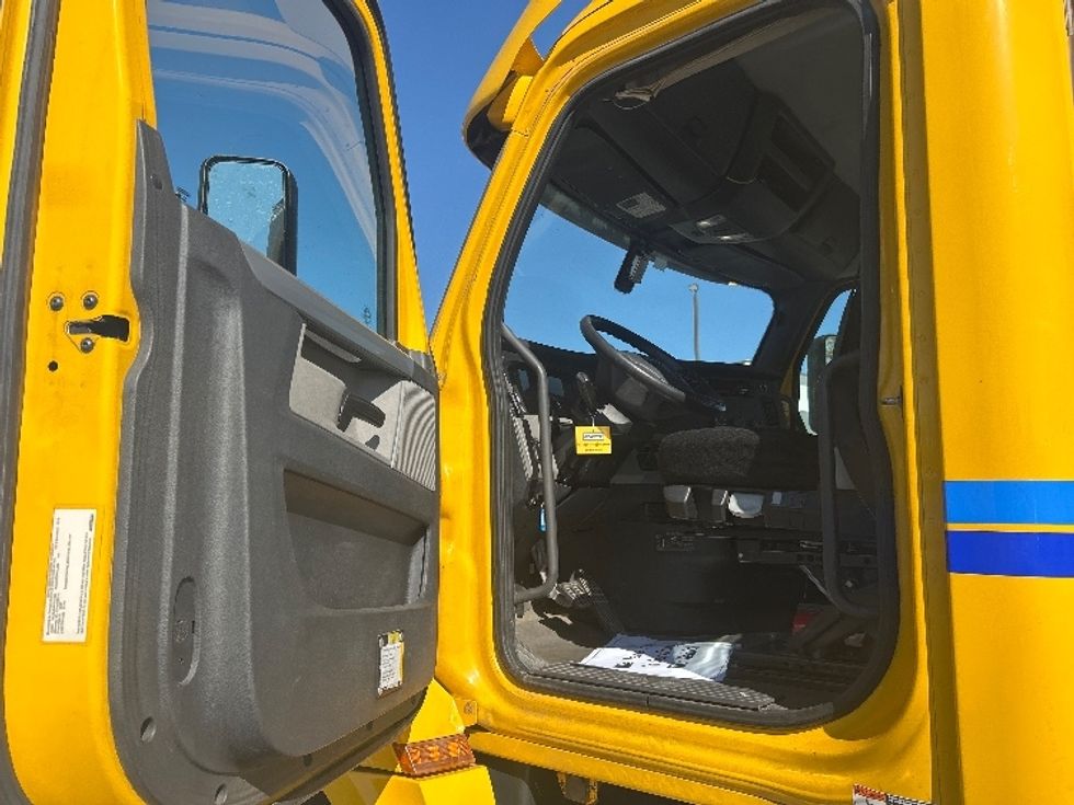 Day Cab Tractor-Heavy Duty Tractors-Freightliner-2019-T12664ST-Middlefield-OH-475,328\n\t\tmiles-$ 32,750 - Image 9