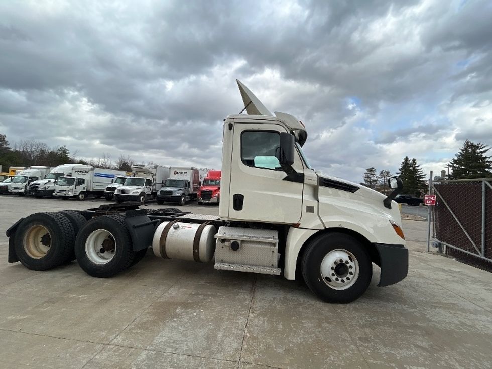 Day Cab Tractor-Heavy Duty Tractors-Freightliner-2019-T12664ST-Middlefield-OH-518,878\n\t\tmiles-$ 34,000 - Image 1