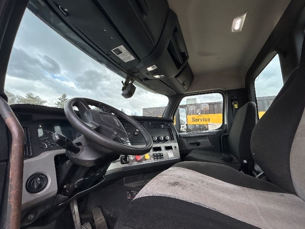 Day Cab Tractor-Heavy Duty Tractors-Freightliner-2019-T12664ST-Middlefield-OH-518,878\n\t\tmiles-$ 34,000 - Image 10