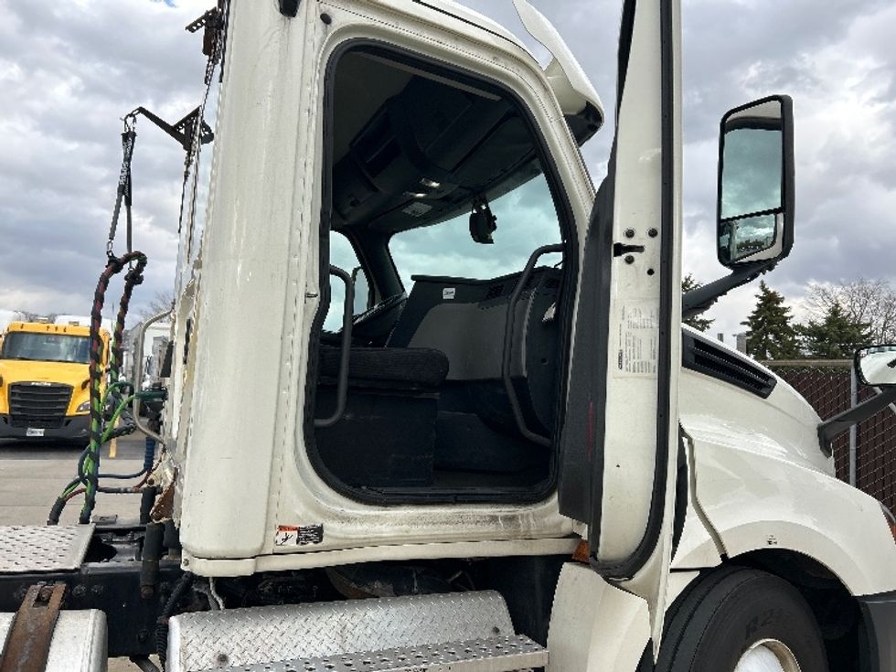 Day Cab Tractor-Heavy Duty Tractors-Freightliner-2019-T12664ST-Middlefield-OH-518,878\n\t\tmiles-$ 34,000 - Image 12