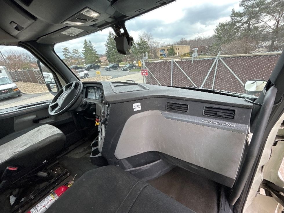 Day Cab Tractor-Heavy Duty Tractors-Freightliner-2019-T12664ST-Middlefield-OH-518,878\n\t\tmiles-$ 34,000 - Image 13