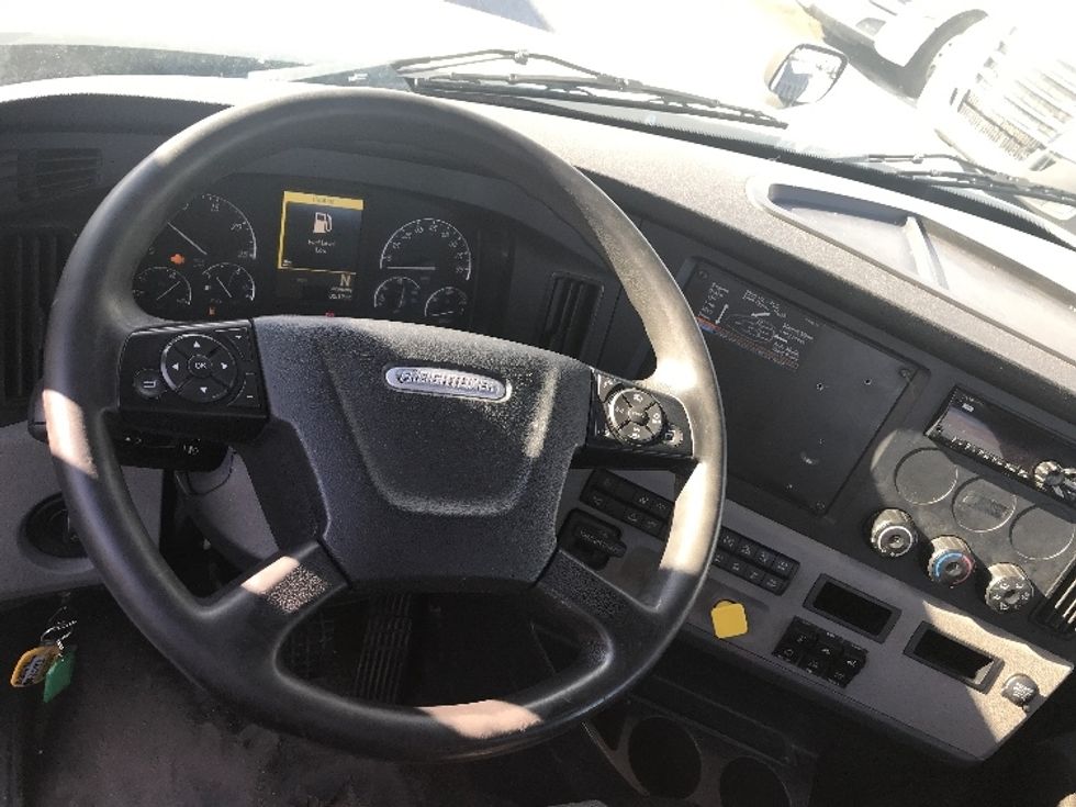 Day Cab Tractor-Heavy Duty Tractors-Freightliner-2019-T12664ST-Milford-DE-386,738\n\t\tmiles-$ 36,750 - Image 11
