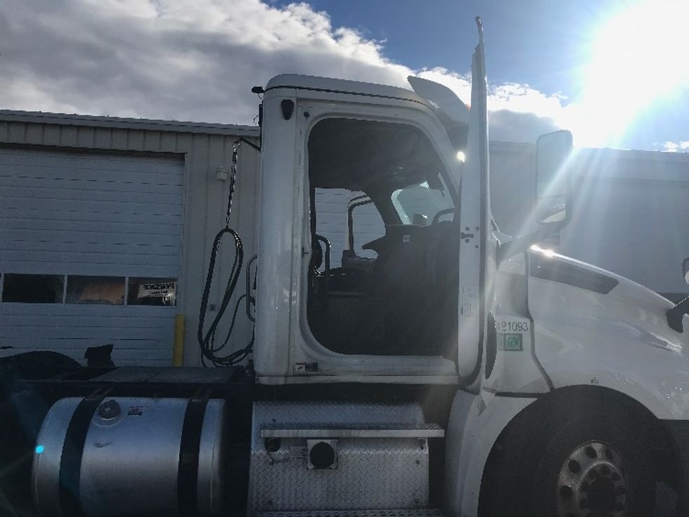 Day Cab Tractor-Heavy Duty Tractors-Freightliner-2019-T12664ST-Milford-DE-386,738\n\t\tmiles-$ 36,750 - Image 12