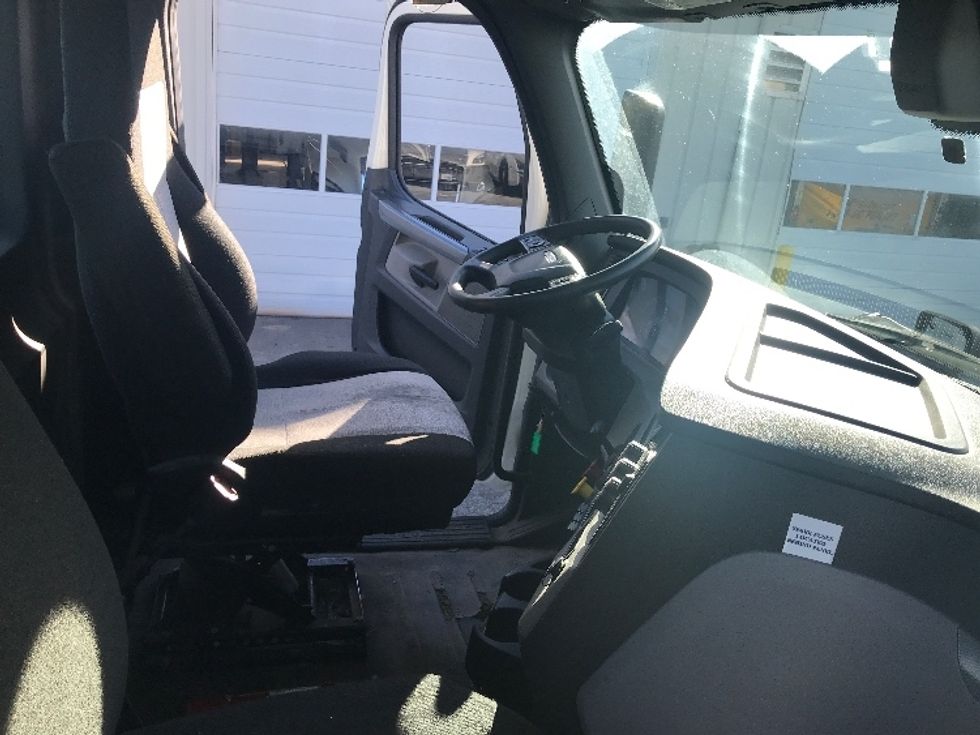Day Cab Tractor-Heavy Duty Tractors-Freightliner-2019-T12664ST-Milford-DE-386,738\n\t\tmiles-$ 36,750 - Image 14