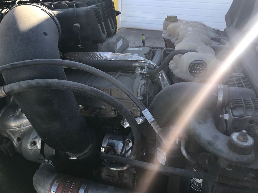 Day Cab Tractor-Heavy Duty Tractors-Freightliner-2019-T12664ST-Milford-DE-386,738\n\t\tmiles-$ 36,750 - Image 16
