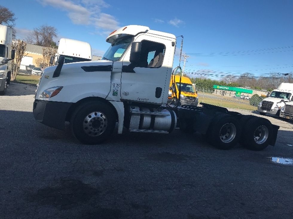 Day Cab Tractor-Heavy Duty Tractors-Freightliner-2019-T12664ST-Milford-DE-386,738\n\t\tmiles-$ 36,750 - Image 4
