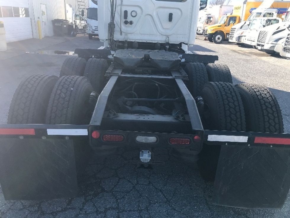Day Cab Tractor-Heavy Duty Tractors-Freightliner-2019-T12664ST-Milford-DE-386,738\n\t\tmiles-$ 36,750 - Image 6