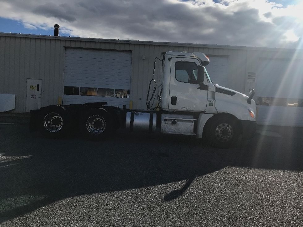 Day Cab Tractor-Heavy Duty Tractors-Freightliner-2019-T12664ST-Milford-DE-386,738\n\t\tmiles-$ 36,750 - Image 8