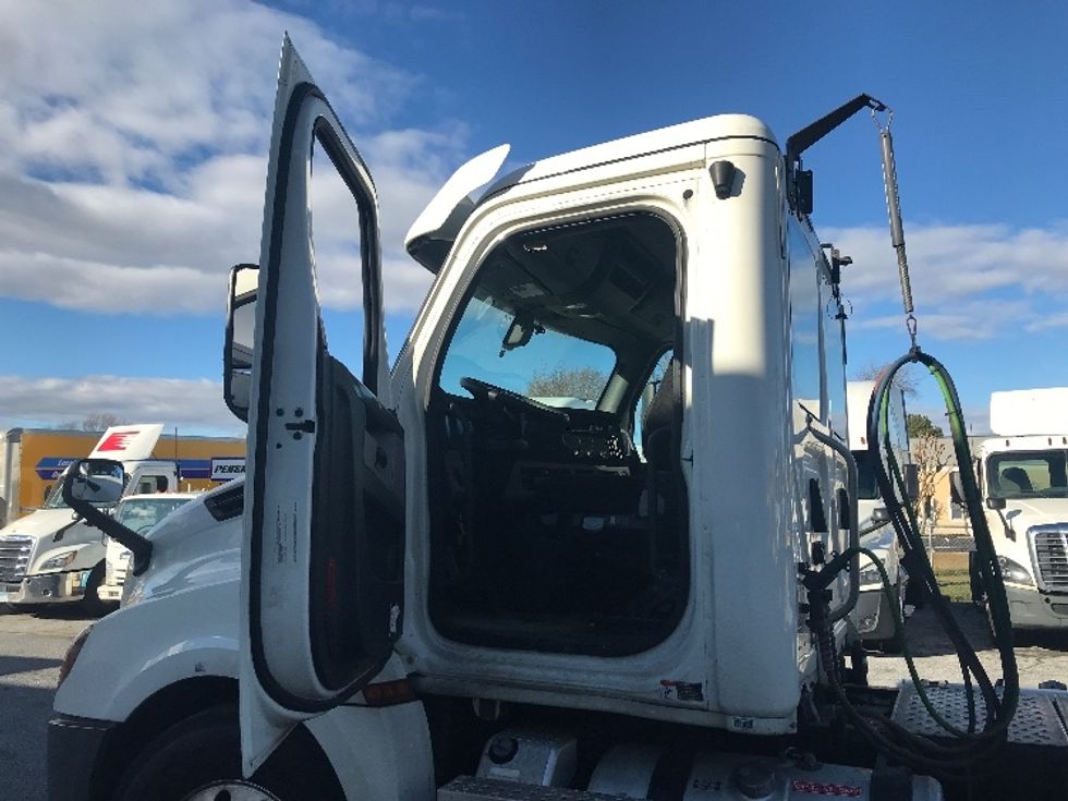 Day Cab Tractor-Heavy Duty Tractors-Freightliner-2019-T12664ST-Milford-DE-386,738\n\t\tmiles-$ 36,750 - Image 9
