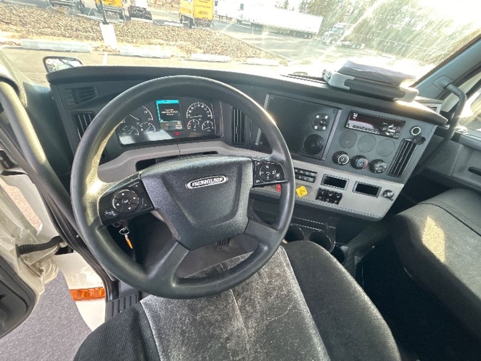 Day Cab Tractor-Heavy Duty Tractors-Freightliner-2019-T12664ST-Millville-NJ-352,045\n\t\tmiles-$ 55,000 - Image 11