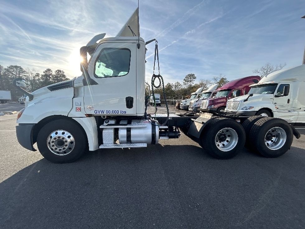 Day Cab Tractor-Heavy Duty Tractors-Freightliner-2019-T12664ST-Millville-NJ-352,045\n\t\tmiles-$ 55,000 - Image 4
