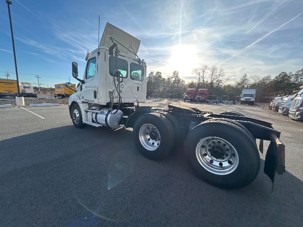 Day Cab Tractor-Heavy Duty Tractors-Freightliner-2019-T12664ST-Millville-NJ-352,045\n\t\tmiles-$ 55,000 - Image 5