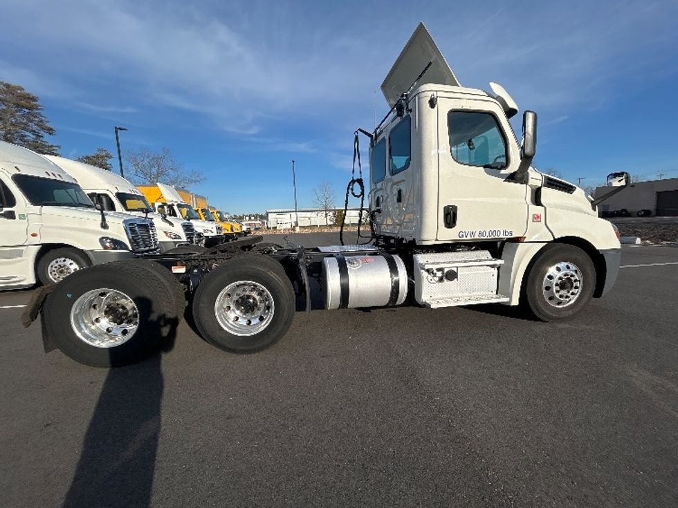 Day Cab Tractor-Heavy Duty Tractors-Freightliner-2019-T12664ST-Millville-NJ-352,045\n\t\tmiles-$ 55,000 - Image 8