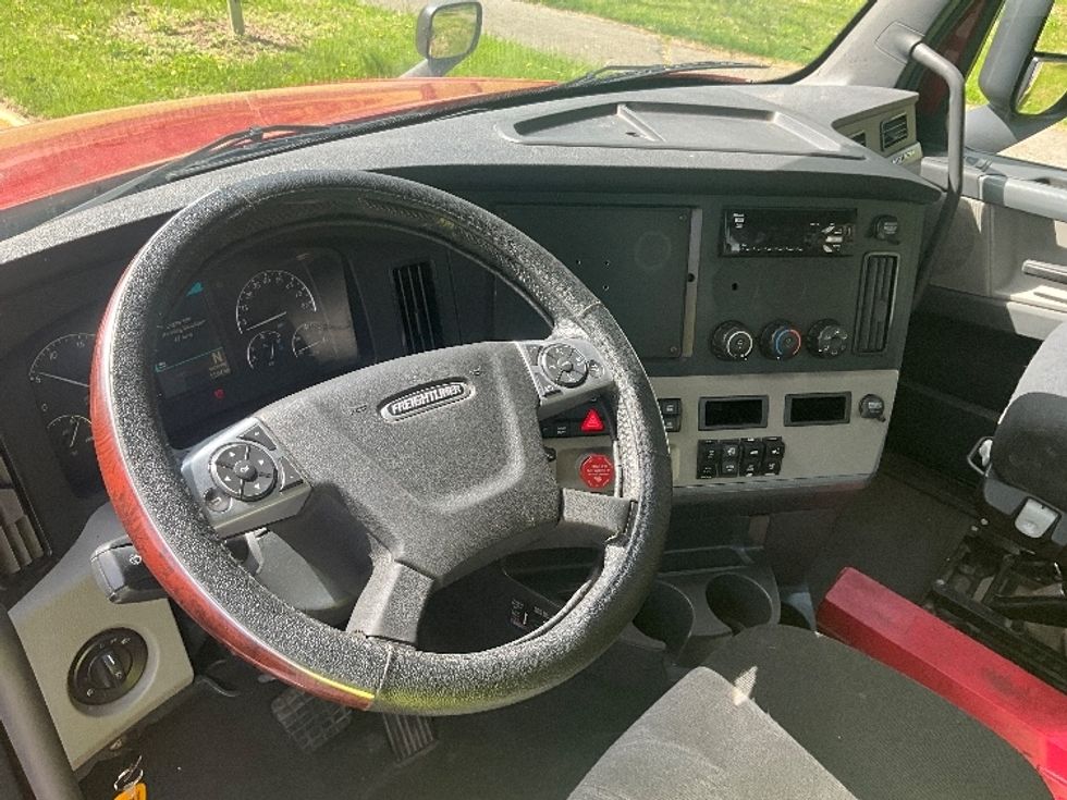 Day Cab Tractor-Heavy Duty Tractors-Freightliner-2019-T12664ST-Millville-NJ-98,896\n\t\tmiles-$ 55,250 - Image 10