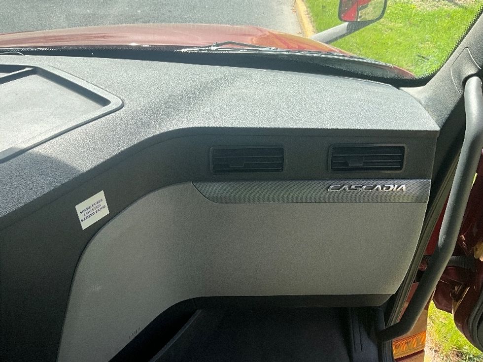 Day Cab Tractor-Heavy Duty Tractors-Freightliner-2019-T12664ST-Millville-NJ-98,896\n\t\tmiles-$ 55,250 - Image 13